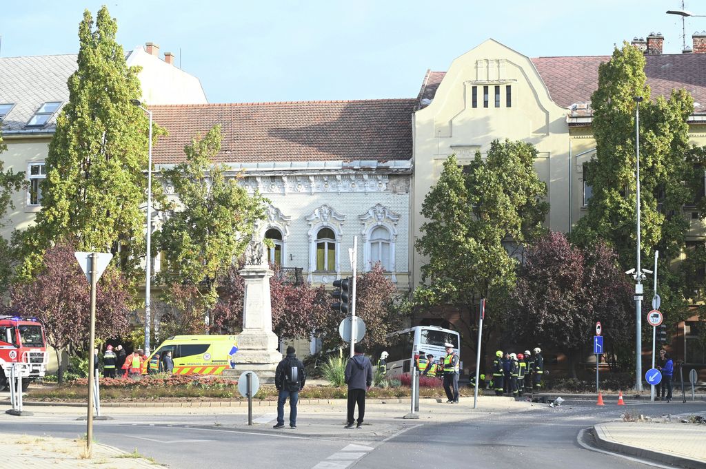 20251022 Szolnok Két mentőhelikopter szállt le a Rózsakertben. A buszbalesethez riasztották őket. Fotó: Mészáros János Új Néplap