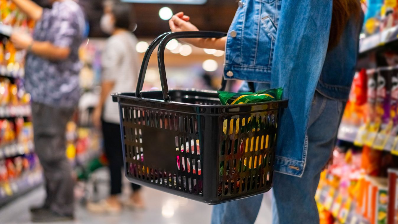 kiskereskedelem, bolt, várásló, kosár, infláció, vásárlás kiskereskedelmi forgalom, szép-kártya