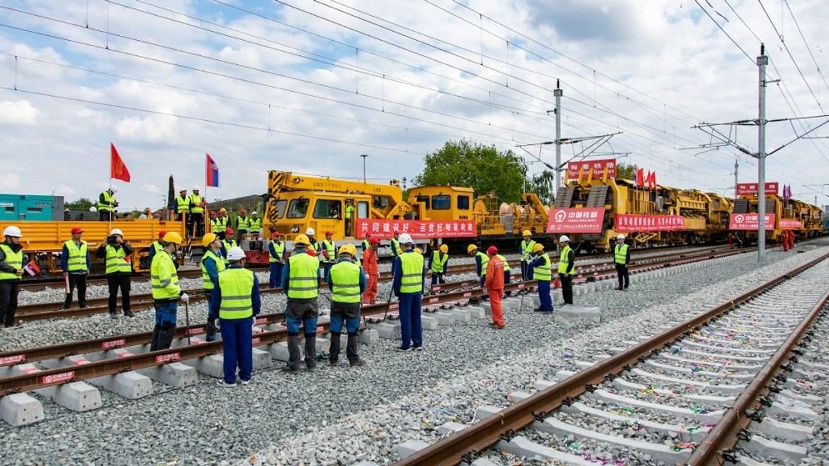 Történelmi pillanat: videón az első mozdony a Budapest-Belgrád vasútvonal magyar szakaszán – 