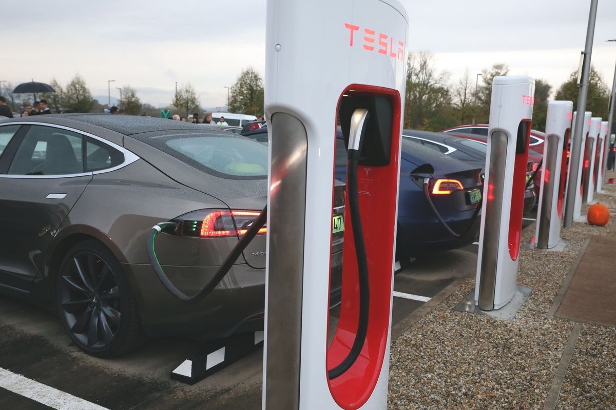 A Tesla új Supercharger állomást nyit Magyarországon, Pécsen, Pécsett