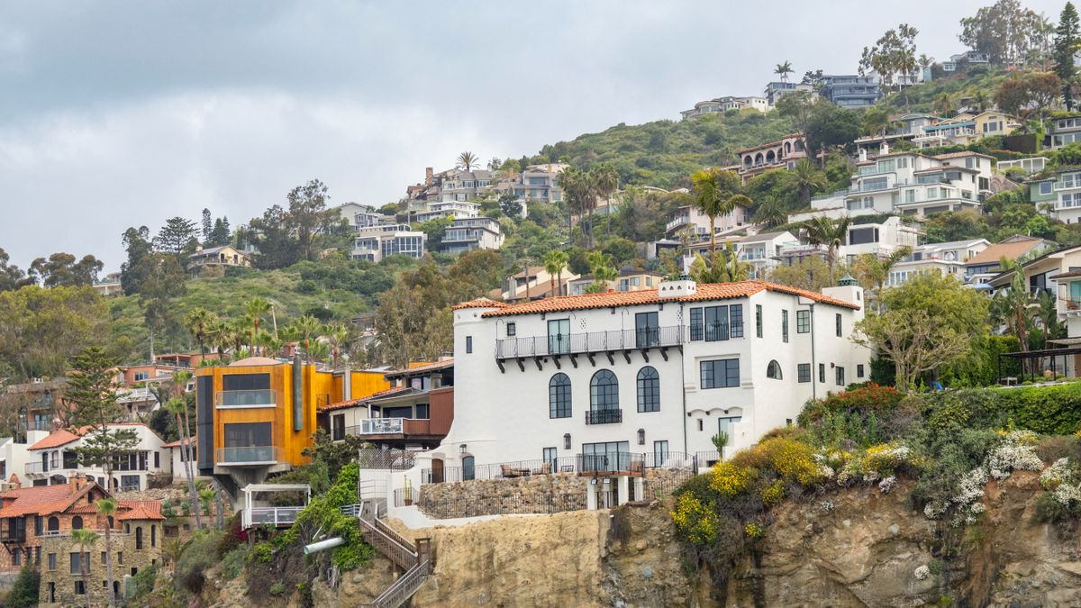 Housing along the coastline just outside Newport Beach, California, United States of America, North America amerikai luxusingatlan-piac
