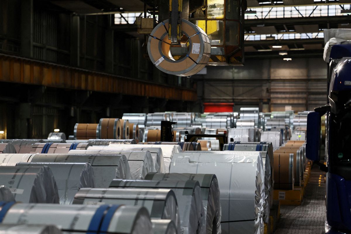 FILE PHOTO: ThyssenKrupp steel factory in Duisburg Az autóipar miatt beszakadt a német ipari termelés augusztusban
