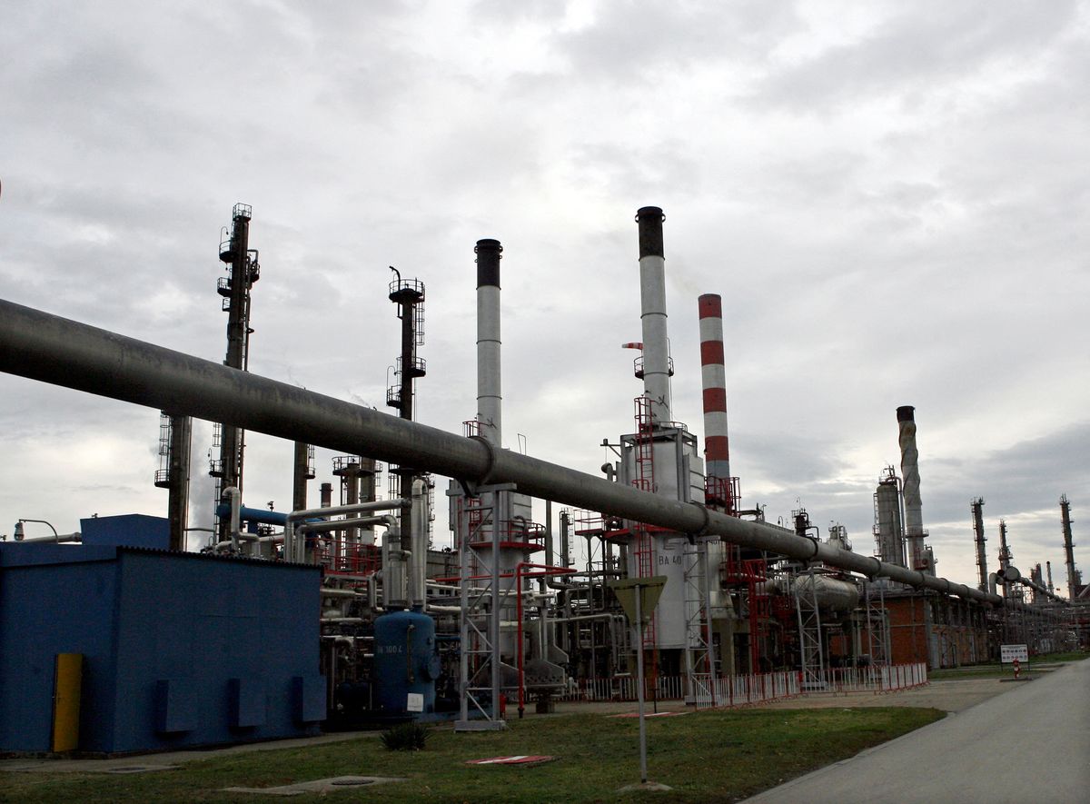FILE PHOTO: The installations of oil refinery NIS is seen in the Serbian town of Pancevo  pancsovai finomító