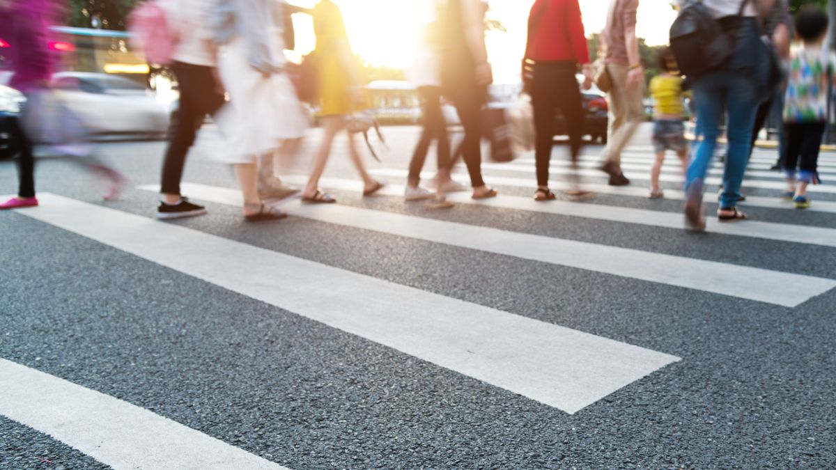 Századvég,Group,Of,People,Walking,On,The,Crosswalk.