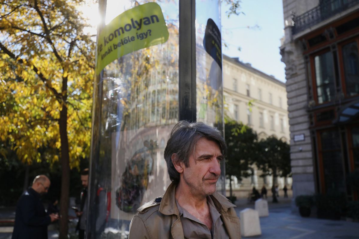 Sinkovics Ede, képzőművész, a „trash art” egyik legmarkánsabb hazai képviselője. A MOHU PFËMÜ elnevezésű, a Z- és milleniál generációt célzó, a helyes szelektív hulladékgyűjtést népszerűsítő kapányán dolgozó egyik képzőművész./Fotó: KALLUS GYOERGY