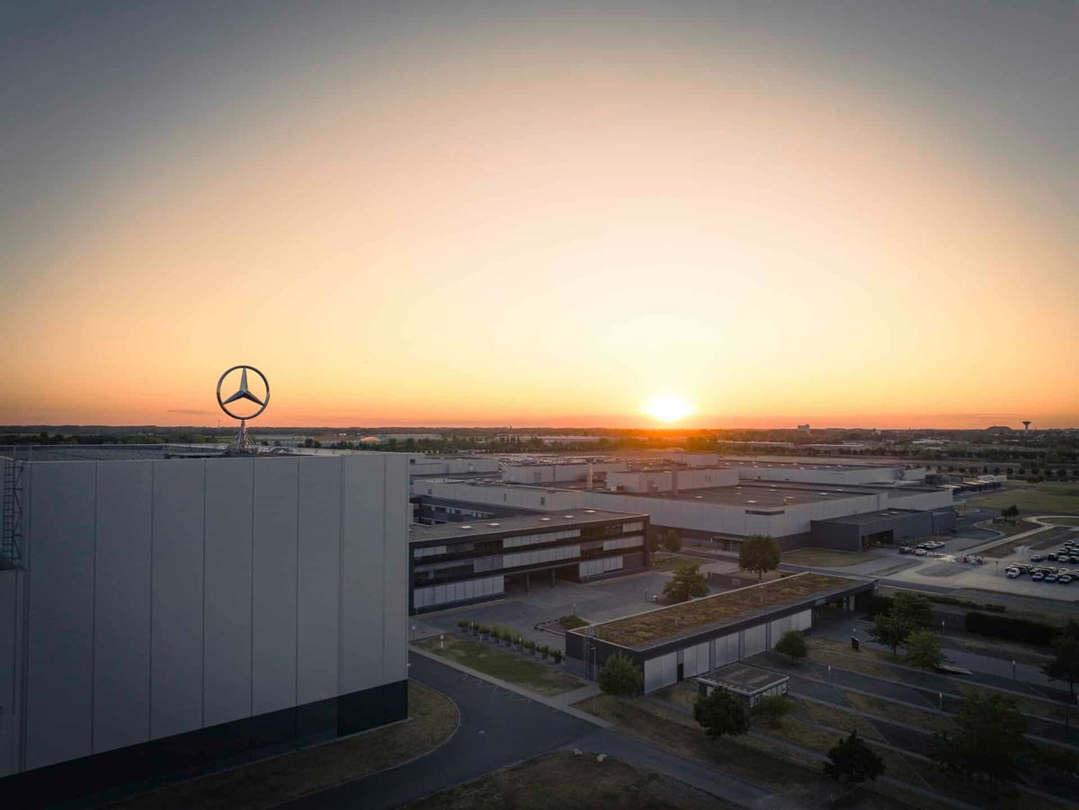 A Mercedes így toborozhatja az új dolgozókat a hazai gyárába