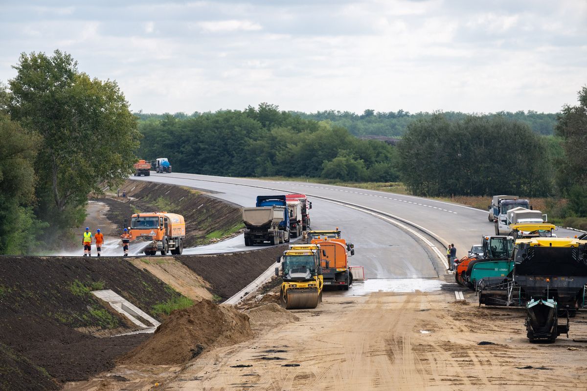 Magyarország új gyorsforgalmi útja: hamarosan leáll az építkezés az M49-nél, de nagyon szorít a határidő, erőltetett menetbe kapcsol a kivitelező