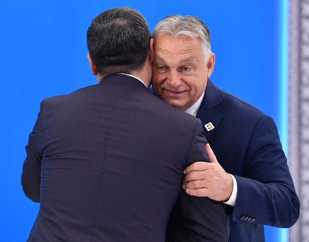 A kirgizisztáni elnök fogadja Orbán Viktort a Türk Államok Szervezetének tavalyi találkozóján 