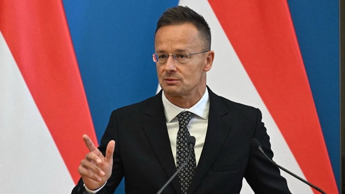 Szijjártó Péter előre szólt: hétfő hajnalban a ferihegyi repülőtérről üzente meg a magyaroknak, hogy durva napra készüljenek – videó 