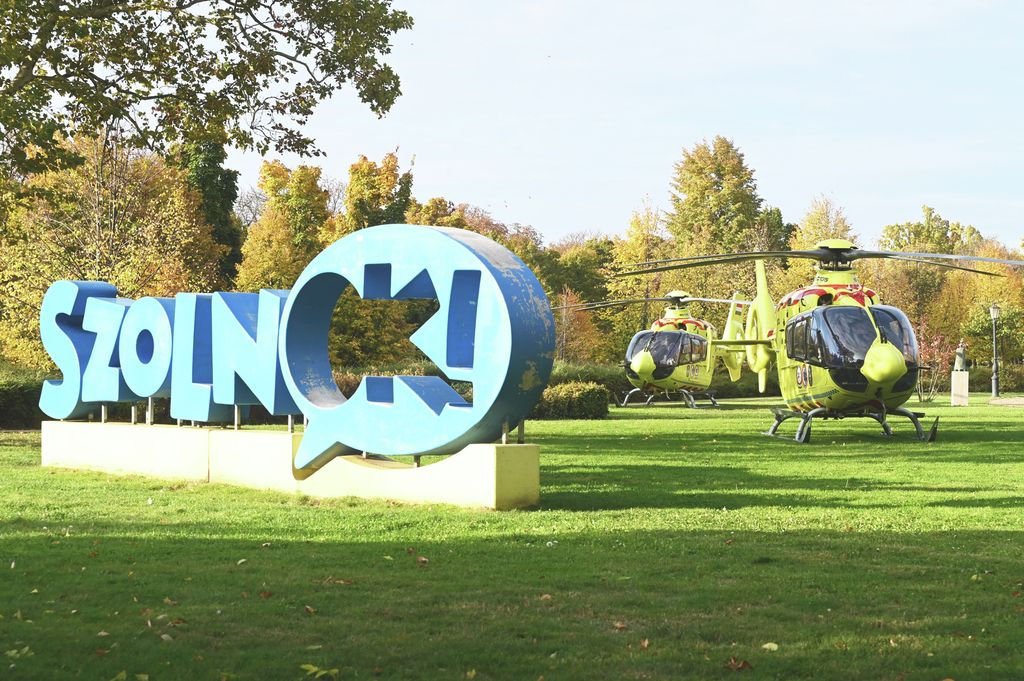 20251022 Szolnok Két mentőhelikopter szállt le a Rózsakertben. A buszbalesethez riasztották őket. Fotó: Mészáros János Új Néplap