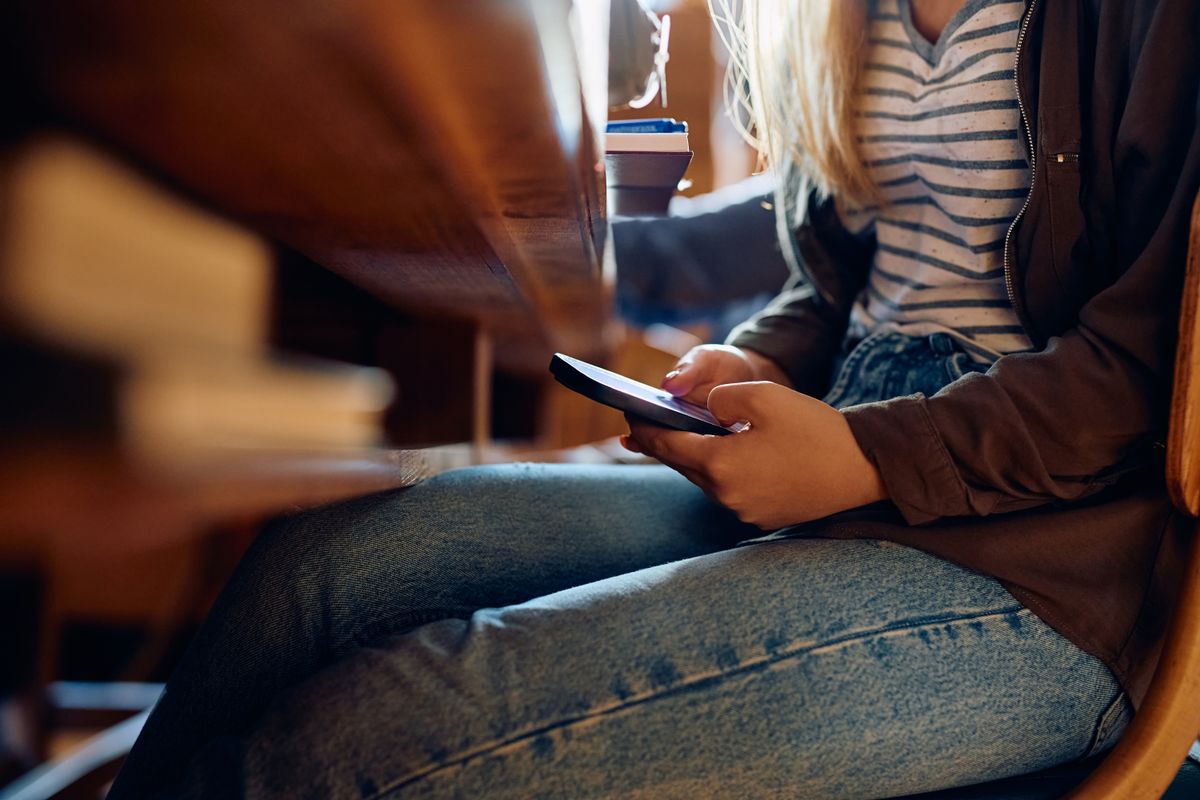 gyermek Close,Up,Of,High,School,Student,Texting,On,Mobile,Phone