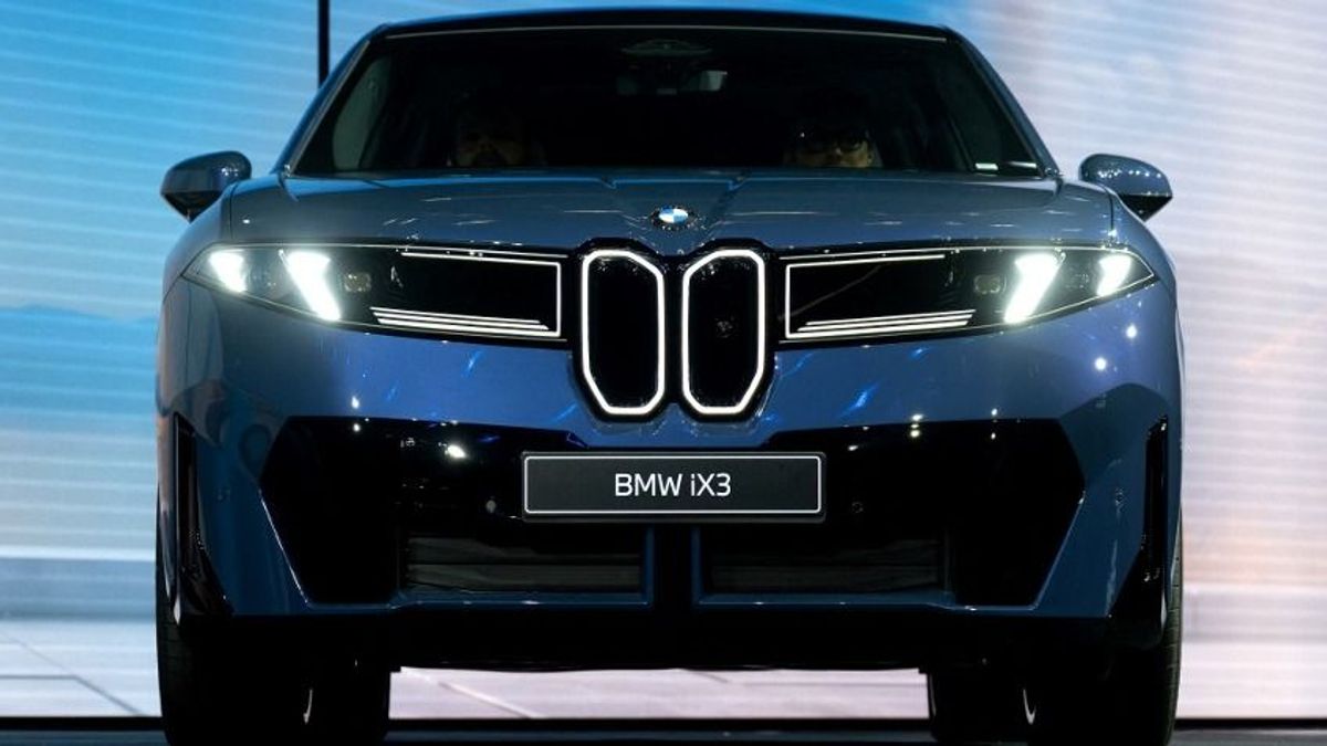 Máris gondban van a debreceni BMW-gyár: nem tudják teljesíteni a megrendeléseket – sorba kell állni az iX3-ért 
