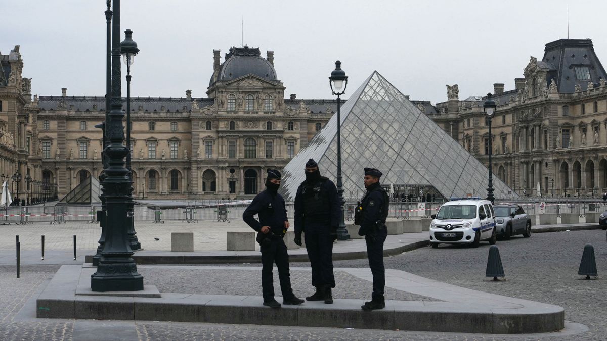 Láncfűrészes ékszerrablás a Louvre-ban: Párizs kellős közepén csaptak le a tolvajok – bezárta kapuit a világ egyik legnagyobb múzeuma 