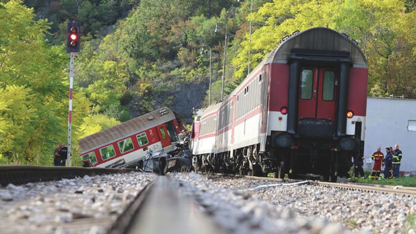 Vonatbaleset Szlovákiában: Több, mint húsz ember sérült meg - fotók a helyszínről