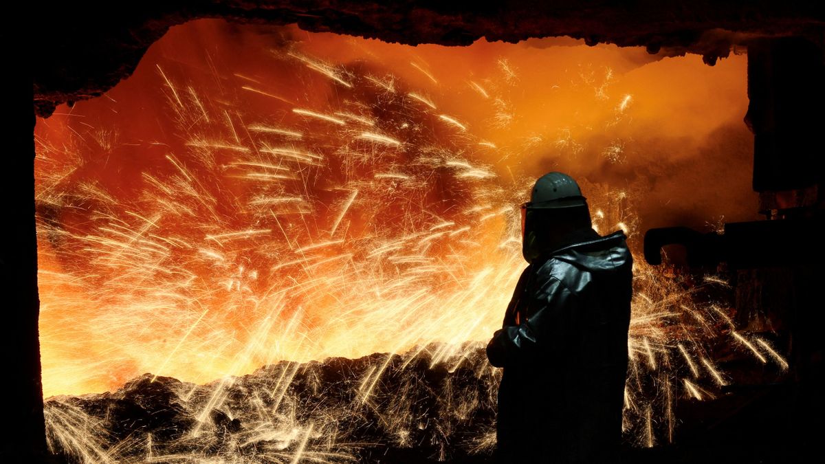 Ennyi volt: 60 év után leállították Németország legendás kohóját, nem éri már meg – videón az európai acélgyártás drámai pillanata 