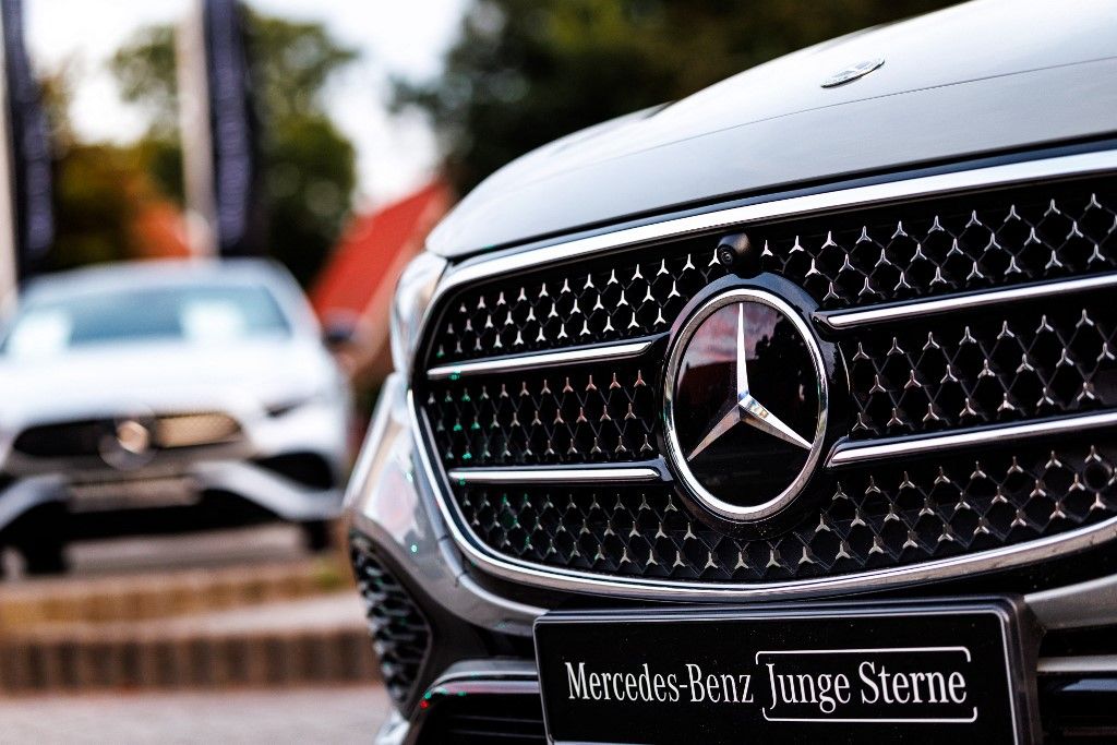 Mercedes-Benz logo on a vehicle of the brand Magyarországon építi meg a legnagyobb gyárát a Mercedes, egész Európában nincs párja