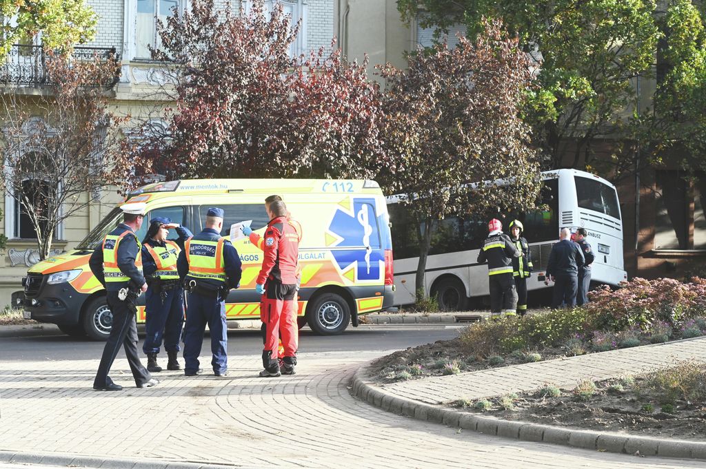 20251022 Szolnok Két mentőhelikopter szállt le a Rózsakertben. A buszbalesethez riasztották őket. Fotó: Mészáros János Új Néplap