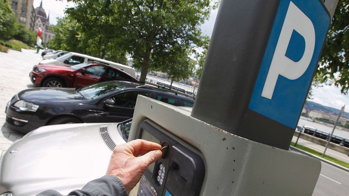 Teljes fordulat: hiába törölte el a bíróság a fizetős parkolást a vidéki nagyvárosban, az önkormányzat mégis beszedi a díjakat a lakosságtól