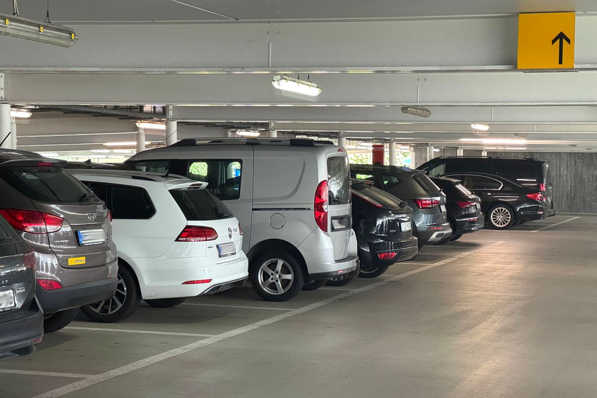 Parked cars in a parking garage. garázs árak
