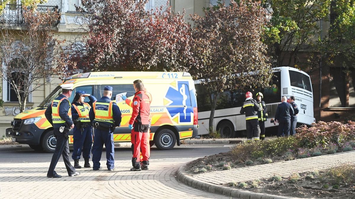 Sokkoló buszbaleset Szolnokon: az iskola vezetése váratlan döntést hozott – fotók