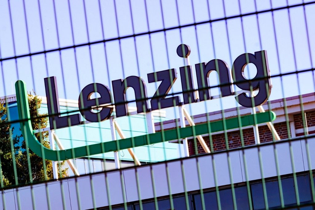Lenzing AG Fellázadtak az osztrák Lenzing dolgozói, nem hagyják, hogy kirúgják őket: kivonultak az üzem udvarára, miközben a sorsukról döntöttek