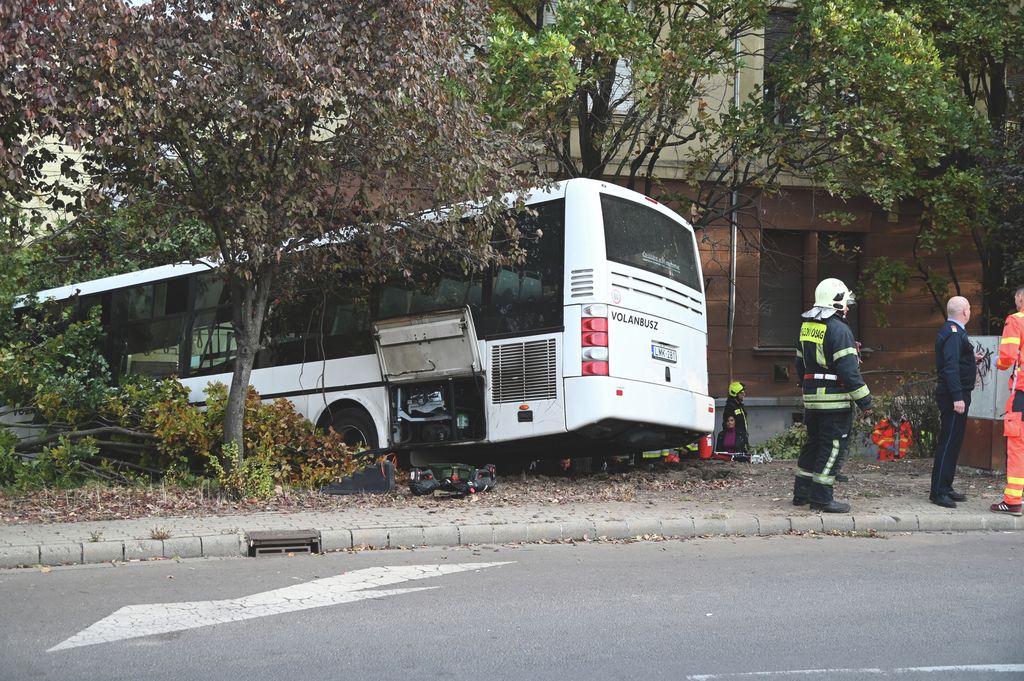 20251022 Szolnok Buszbaleset Szolnokon. Egy helyijáratú busz nem tudott megállni és nekihajtott a Varga Katalin Gimnázium épületének. Fotó: Mészáros János Új Néplap