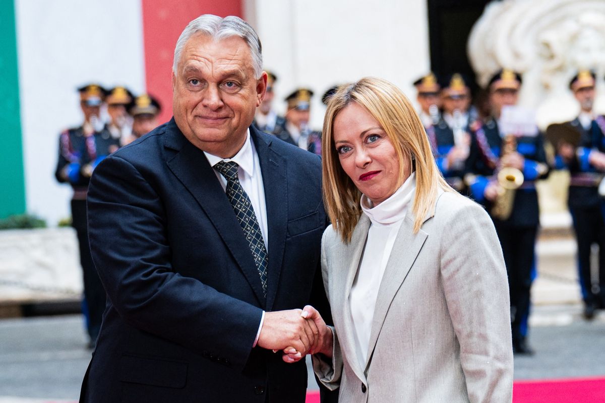 Díszszázaddal várta Orbán Viktort Giorgia Melonia csúcstalálkozón, az olaszok rajonganak érte