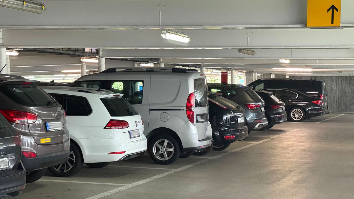 Parked cars in a parking garage. garázs árak