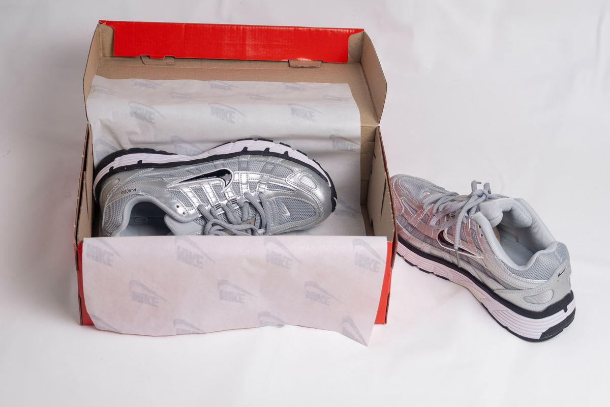 Kyiv,,Ukraine,09.01.2025,Studio,Shot,Of,Nike,P-6000,Silver,And