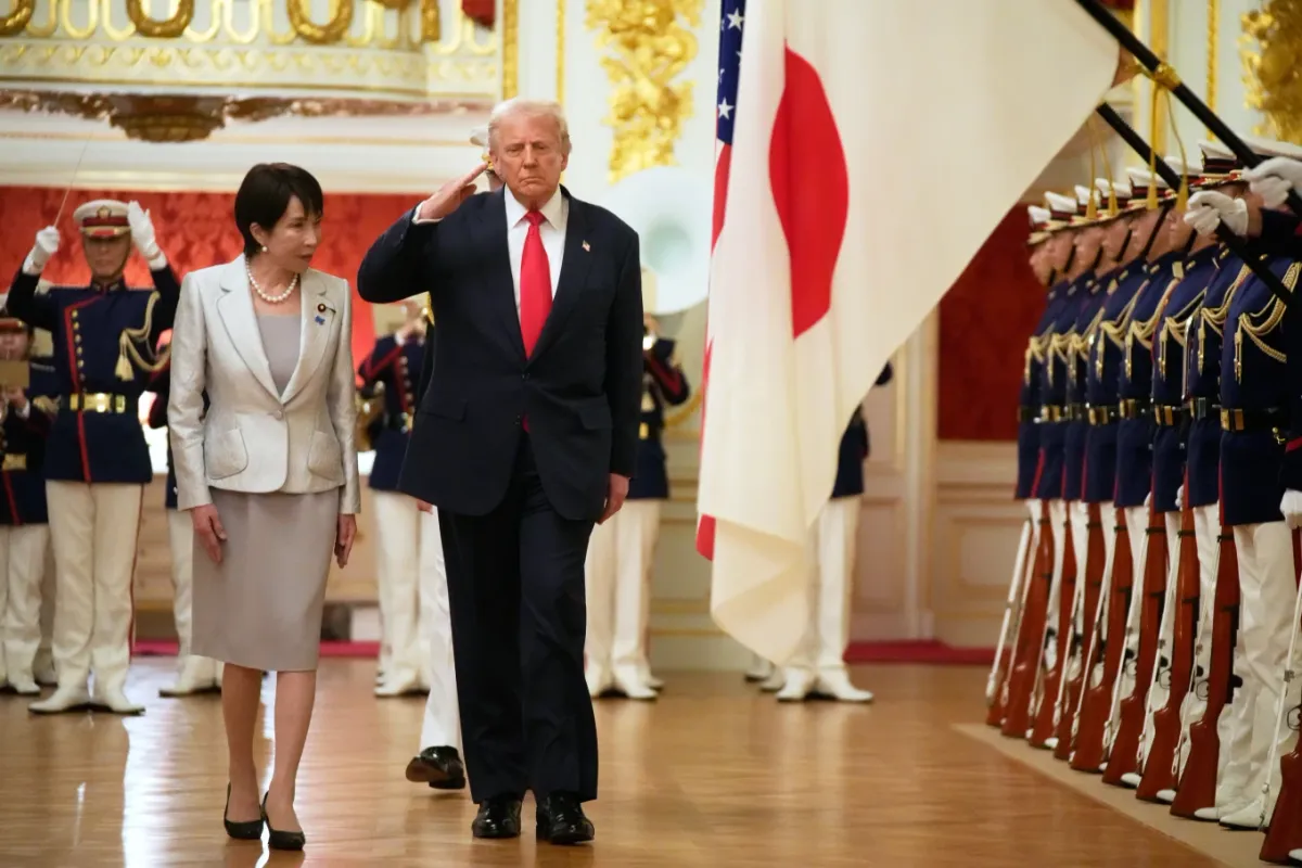 Donald Trump amerikai elnök, Takaicsi Szanae japán miniszterelnök kíséretében fogadja a díszőrség tisztelgését a tokiói Akaszaka Palotába érkezésekor, 2025. október 28-án, kedden. /Fotó: AP/Mark Schiefelbein