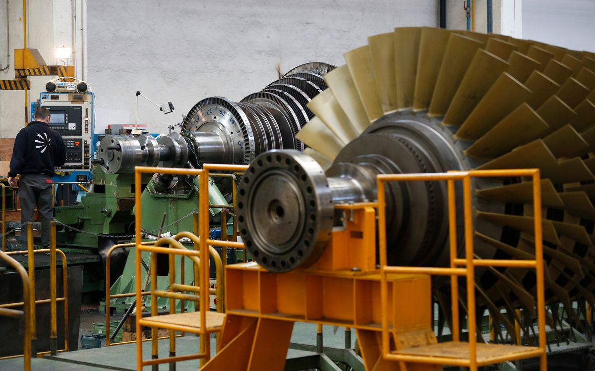 Genoa,,Italy,-,January,18,2013:,An,Employee,Uses,A Ansaldo