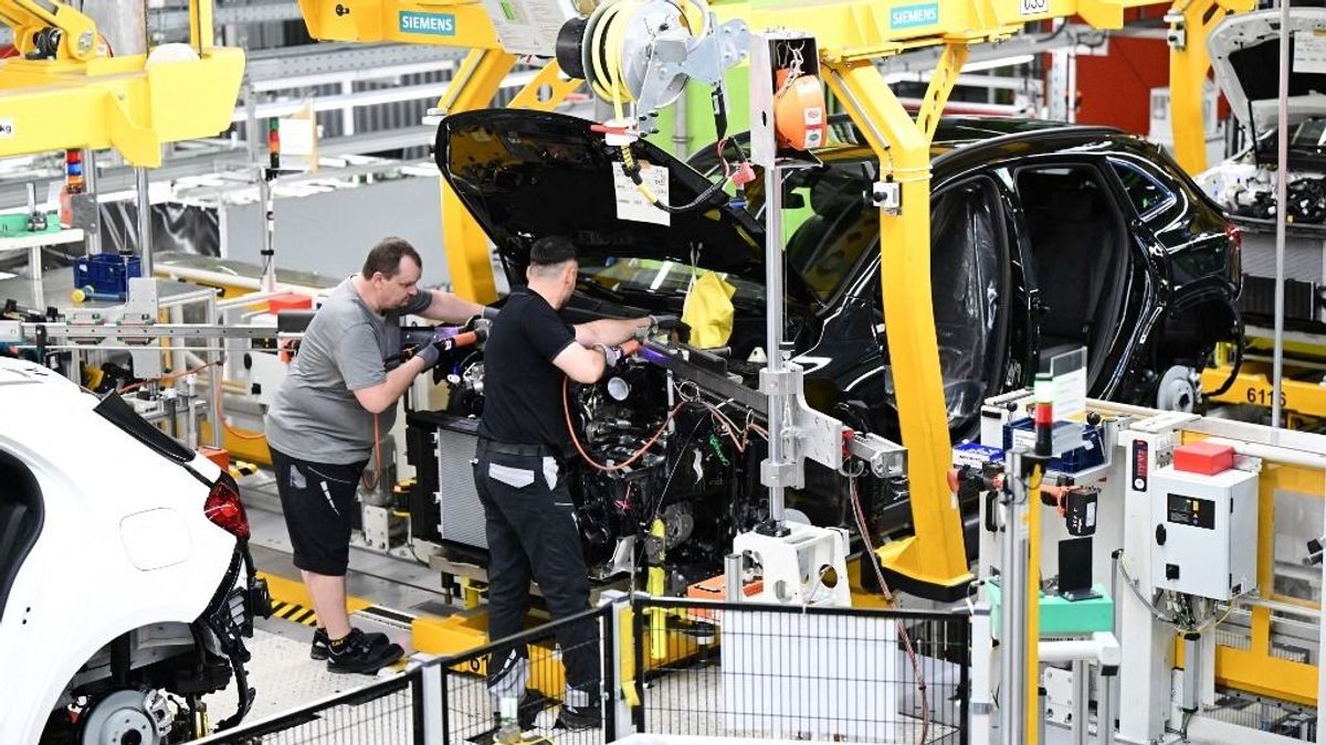 Szabályosan kivégzi a német autóipart Kína: összeomlottak a Volkswagen, a Mercedes és a BMW eladásai - egyelőre távolról sem látszik, mi állíthatja meg a folyamatot 