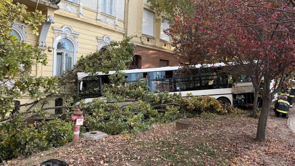 Reagált Lázár János a súlyos szolnoki buszbalesetre – kárpótolják az utasokat, ezt kéri a miniszter