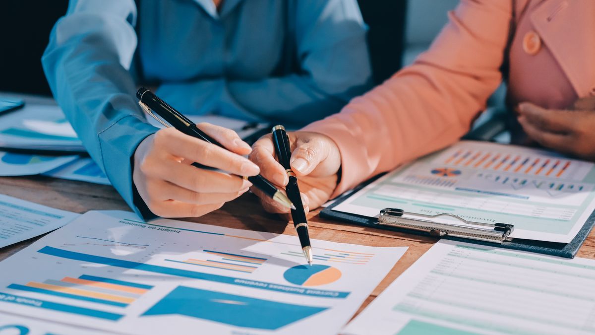 Business,Analyze,close,Up,Business,People,Meeting,To,Discuss,The,Situation, személyi kölcsön