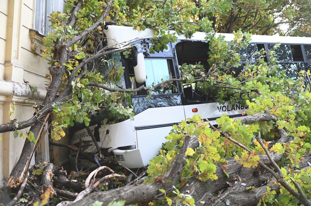 20251022 Szolnok Buszbaleset Szolnokon. Egy helyijáratú busz nem tudott megállni és nekihajtott a Varga Katalin Gimnázium épületének. Fotó: Mészáros János Új Néplap