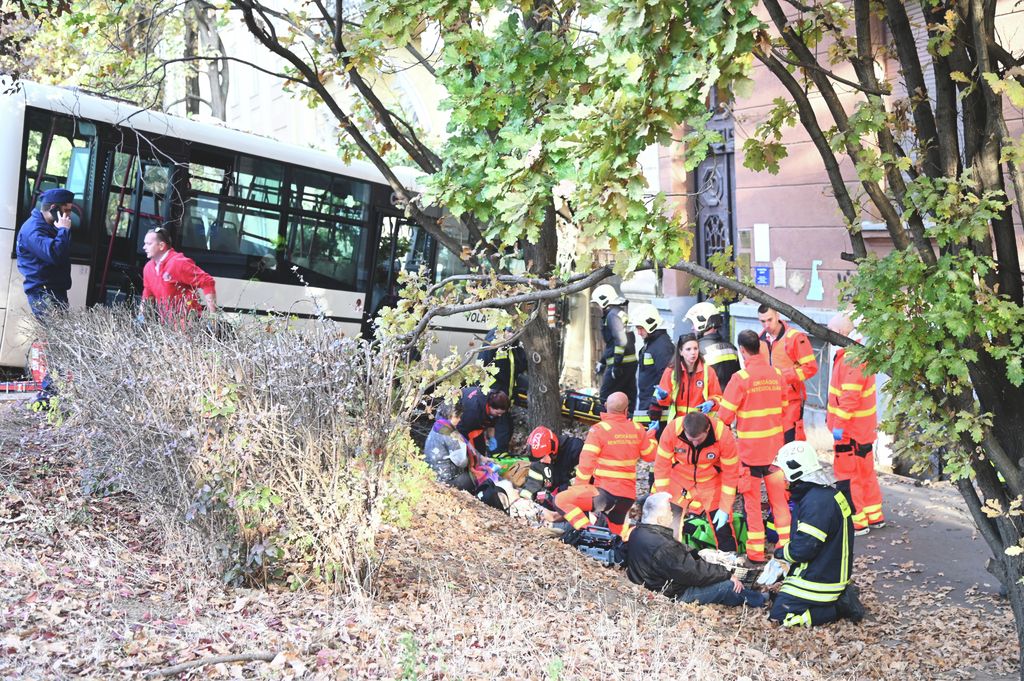 20251022 Szolnok Buszbaleset Szolnokon. Egy helyijáratú busz nem tudott megállni és nekihajtott a Varga Katalin Gimnázium épületének. Fotó: Mészáros János Új Néplap