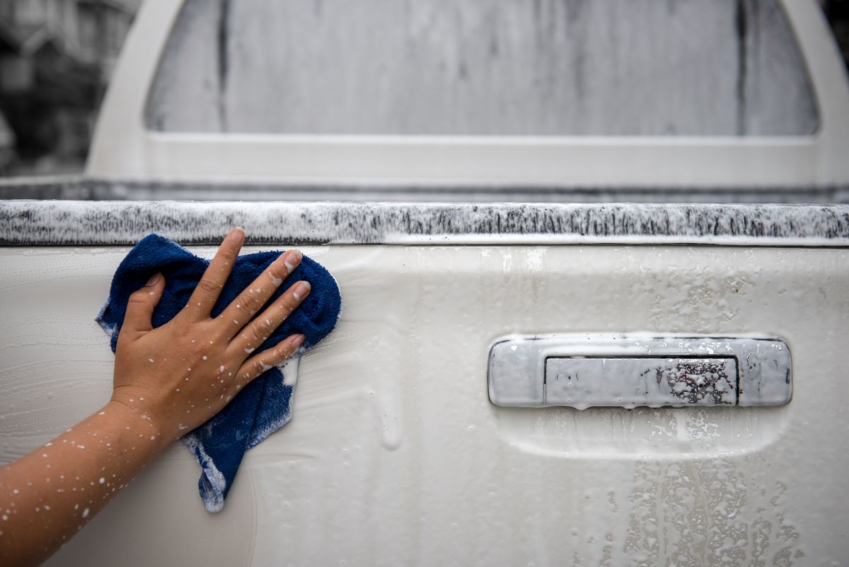 cleango  autómosó Car,Detailing,Series,:,Worker,Cleaning,White,Car