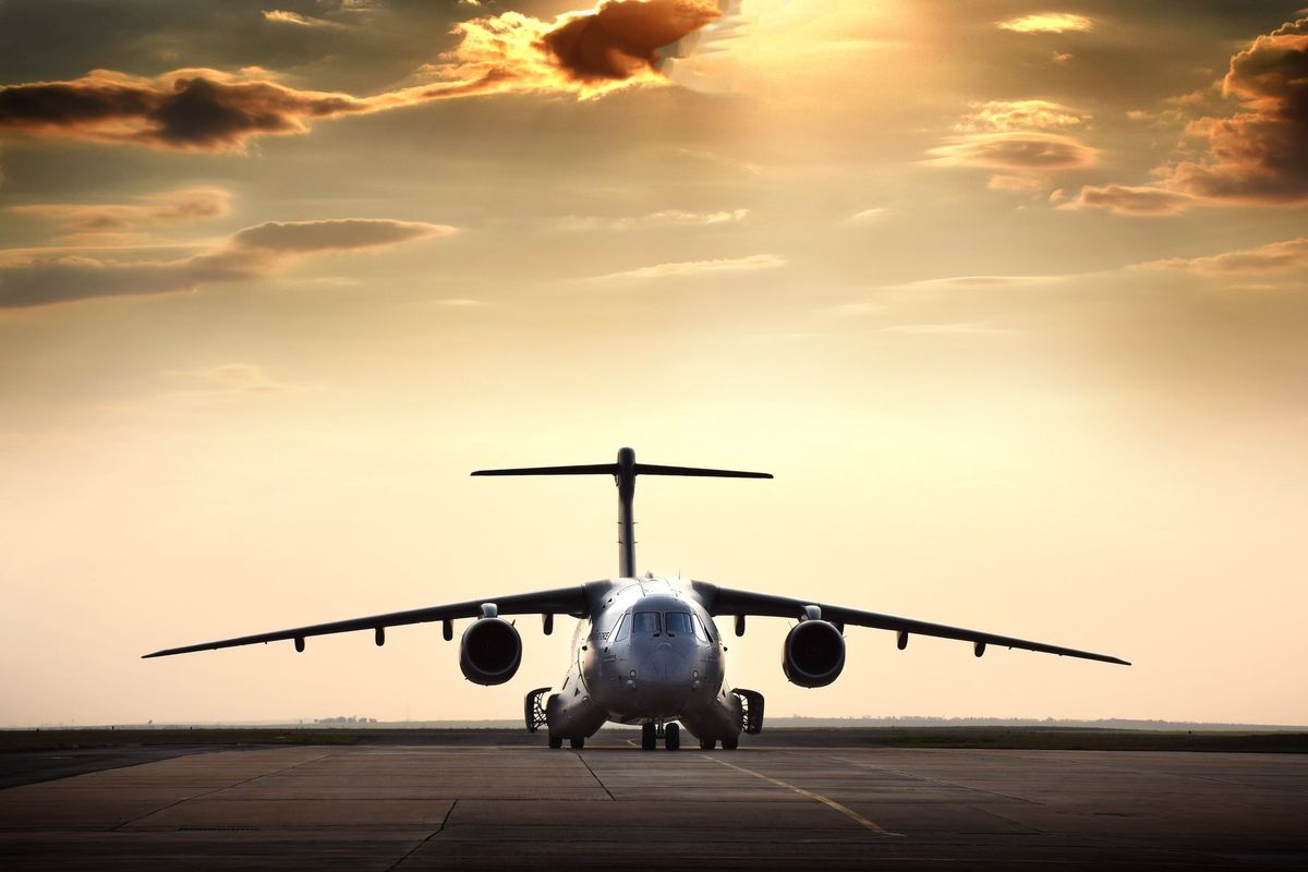 Honvédségi bejelentés: Magyarország legújabb óriási katonai repülőgépe rövidesen megérkezik Kecskemétre – fotókon a majdnem kész KC-390-es