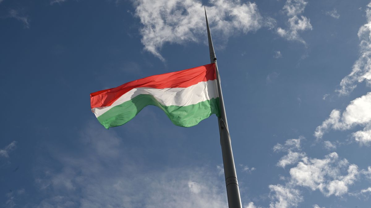 Orbán Viktor megkezdte várva várt beszédét október 23-án: a miniszterelnök kiállt a színpadra a Békemenet elé – élő tudósítás 