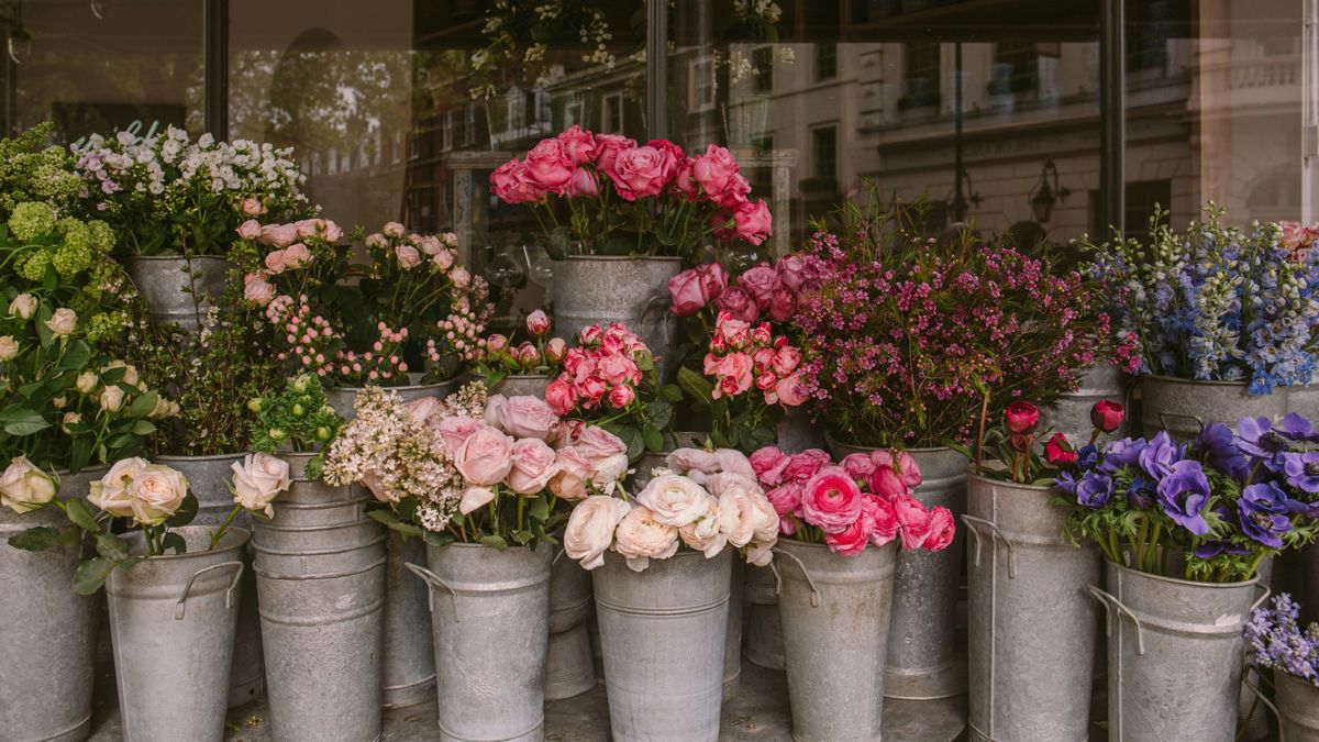 A virágüzletek és árusítóhelyek nagy forgalomra számíthatnak hétvégén (illusztráció)