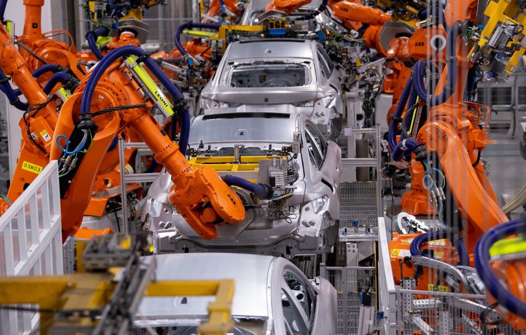 Öveket bekapcsolni, ez durva lesz: heteken belül soha nem látott autóipari beruházásokat jelentenek be Magyarországon – Szijjártó Péternek nagy titkot árult el a BMW-vezér