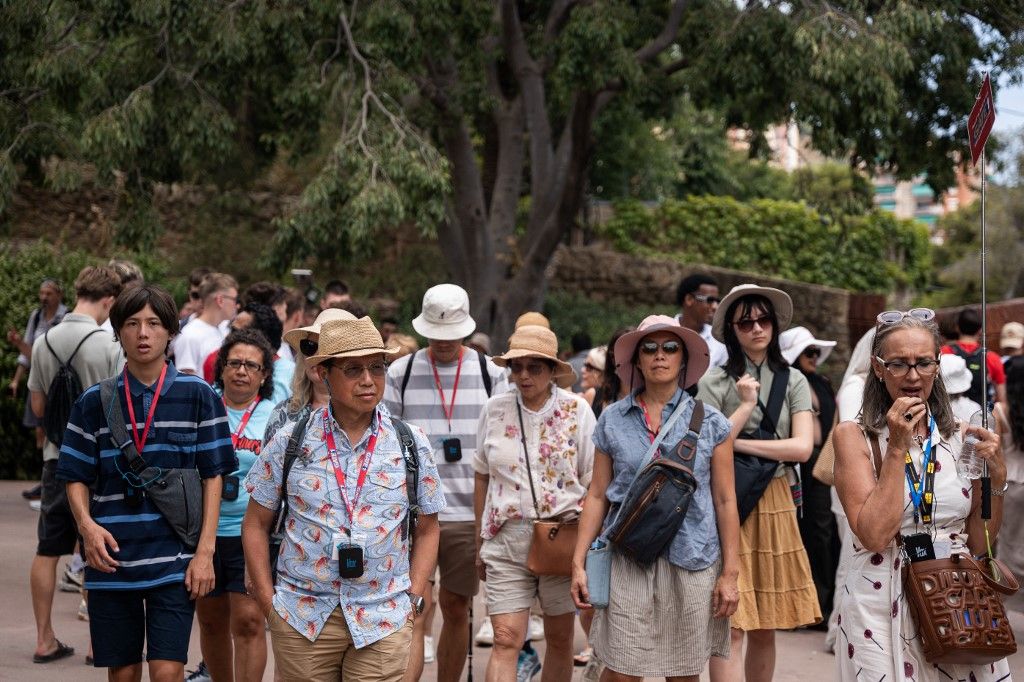 Overtourism At Park Guell In Barcelona. Korlátozások vagy jutalom? Európa válasza a túlturizmusra