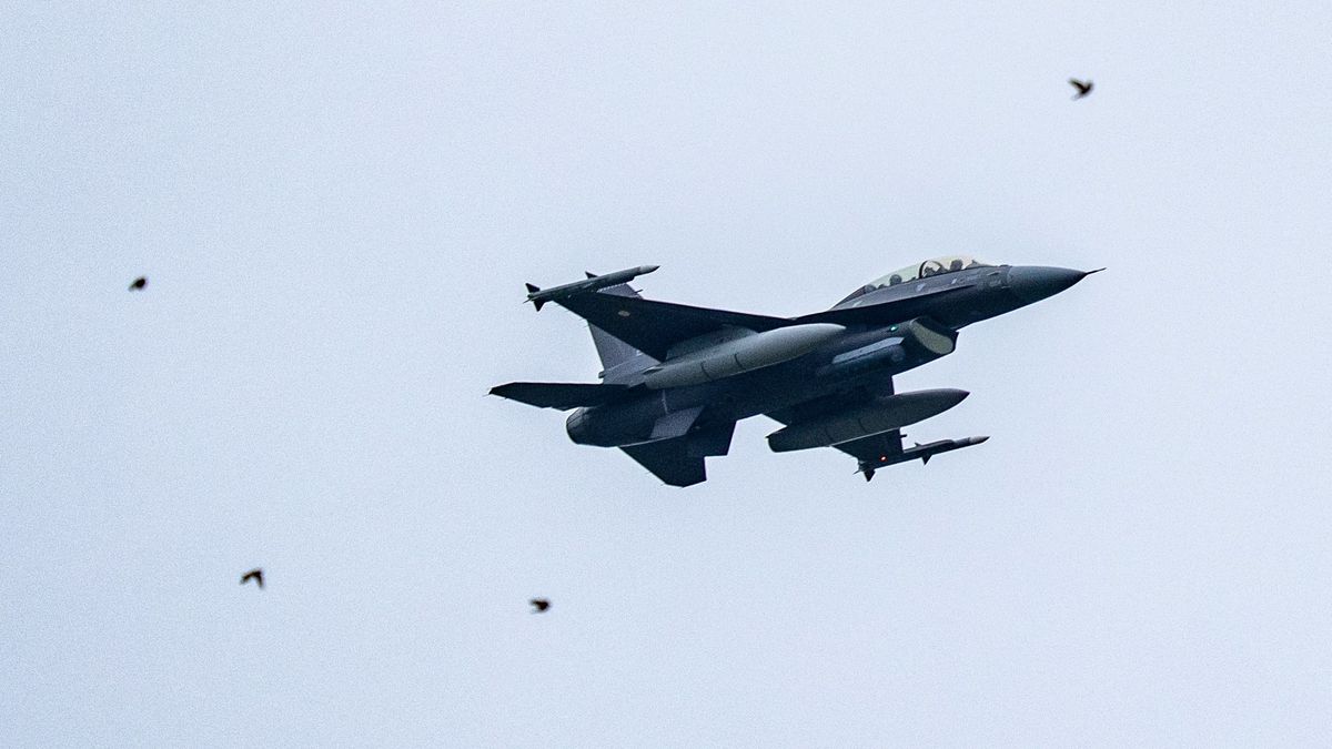 Zelenszkij örülhet: újabb nyugat-európai ország erősítette meg, átadja nekik az F-16-os flottáját - csak az a baj, hogy az ukrán pilóták még nem állnak készen a vadászgépekre 
