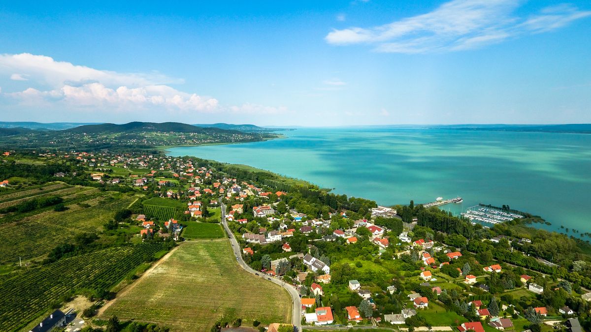 Elkezdődött: milliókat kell fizetni az önkormányzatnak, ha valaki a Balatonra akar költözni – az egyik legnépszerűbb város már bevezette a rendkívüli szigorítást 