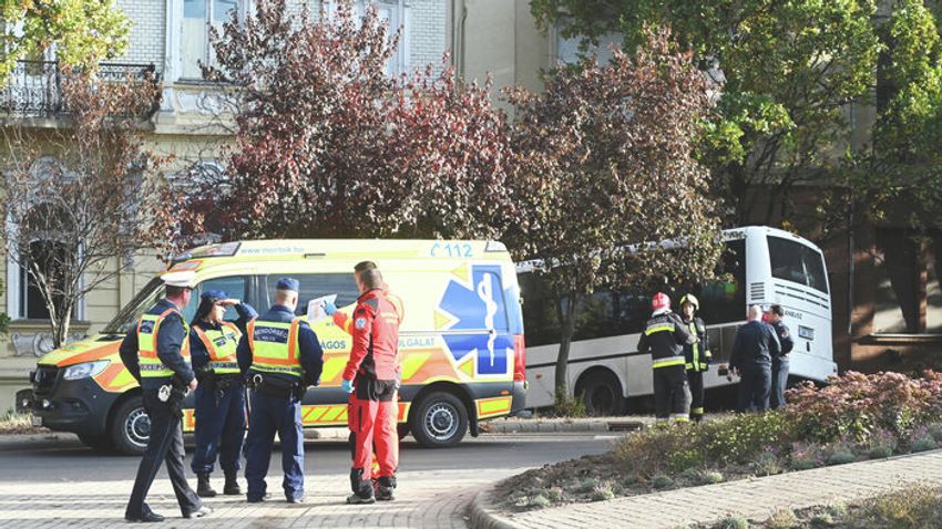 Fotókon a sokkoló szolnoki buszbaleset – teljes volt a káosz, mentőhelikopter is érkezett