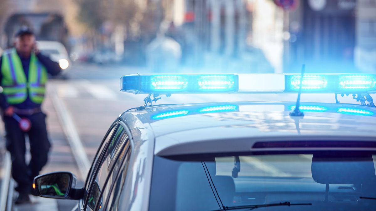 Police,Car,With,Blue,Lights,On,The,Crime,Scene,In bombariadó
