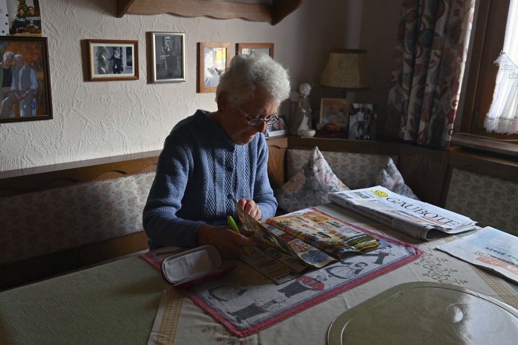 Old woman sitting alone at the table. nyugdíjas nyugdíj idős 