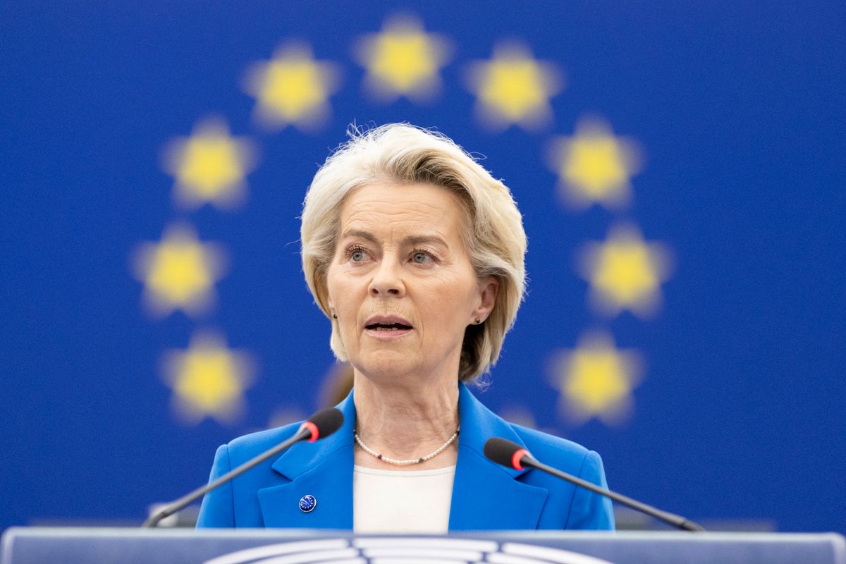Ursula von der Leyen össztűz alatt az Európai Parlamentben: csak kapkodta a fejét, Weber mentette meg – „Hol volt Orbán Viktor?”