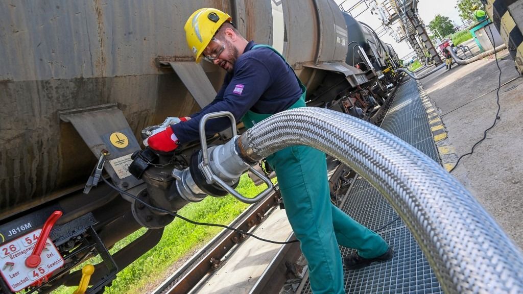 Százhalombatta, munkás, MOL, olaj szijjártó péter