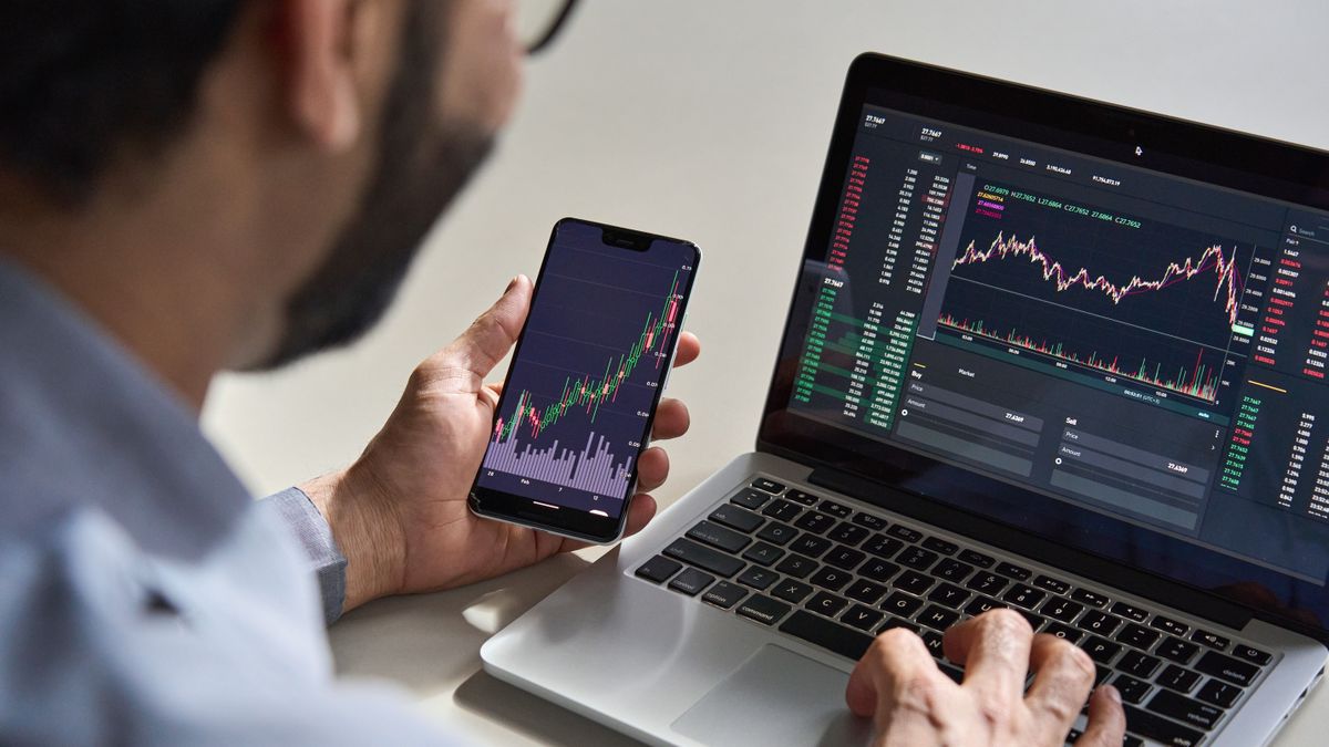 Business,Man,Trader,Investor,Analyst,Using,Mobile,Phone,App,Analytics, pénzügyi tanácsadás 